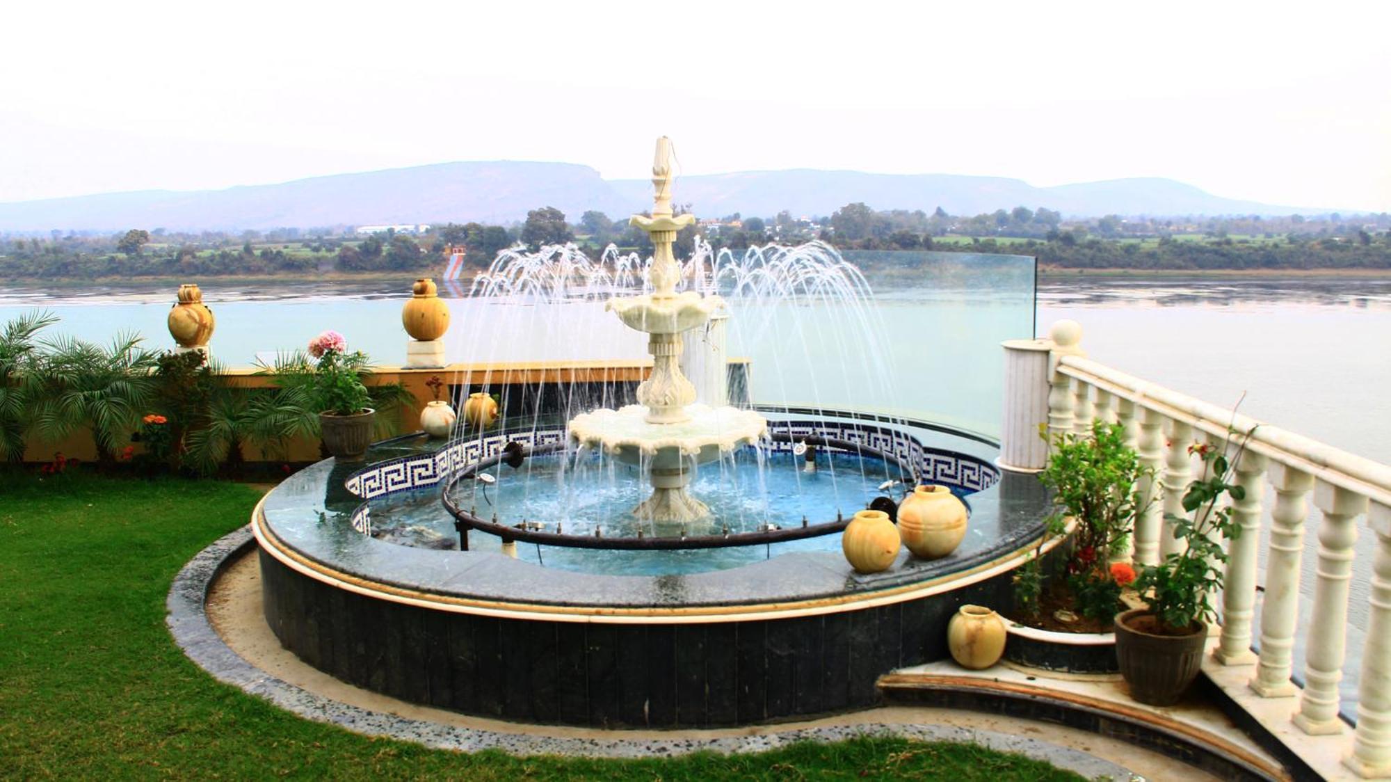 Treehouse Narmade A Riverfront Resort & Spa Narmadapuram Hoshangabad Екстериор снимка
