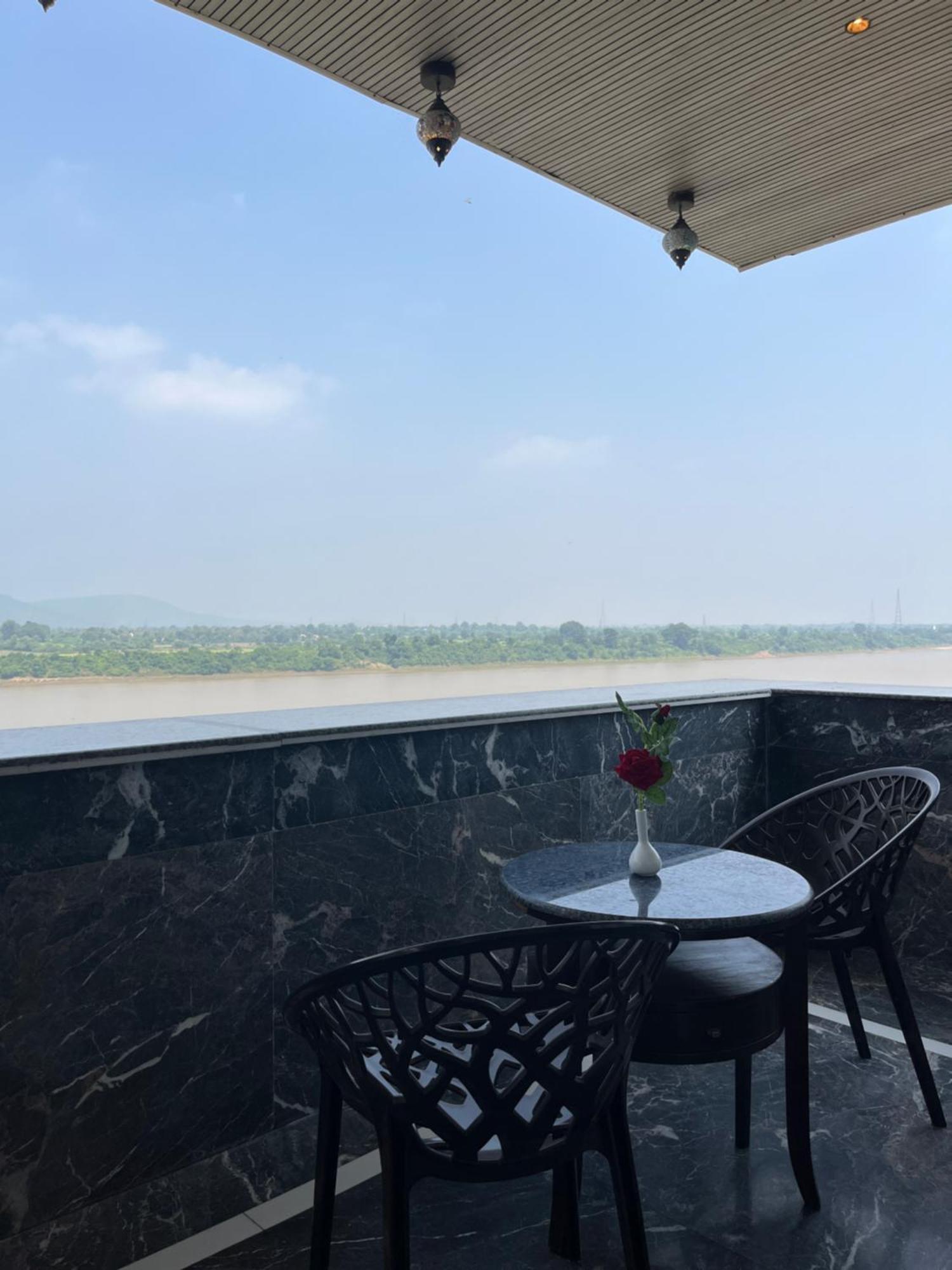 Treehouse Narmade A Riverfront Resort & Spa Narmadapuram Hoshangabad Екстериор снимка